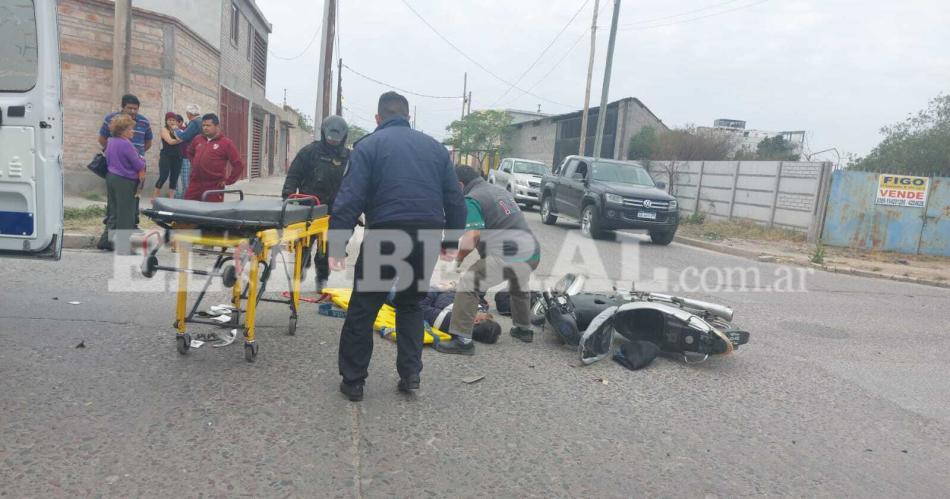 Duro choque entre una motocicleta y un auto en el Bordm Tradicioacuten