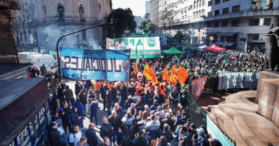 La UTEP y organizaciones piqueteras junto a sindicalistas en la marcha de San Cayetano el 7 de agosto pasado (Foto- Juan Pablo ChavesTN)