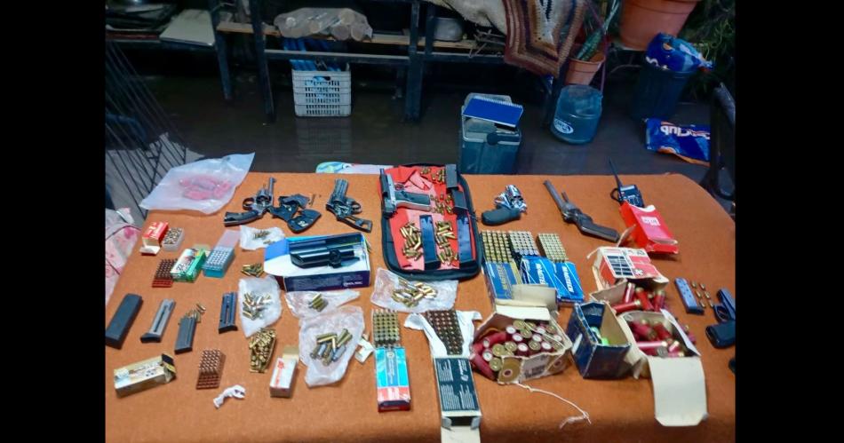 Gendarmeriacutea detuvo a un hombre y a dos mujeres- les secuestran armas dinero y droga