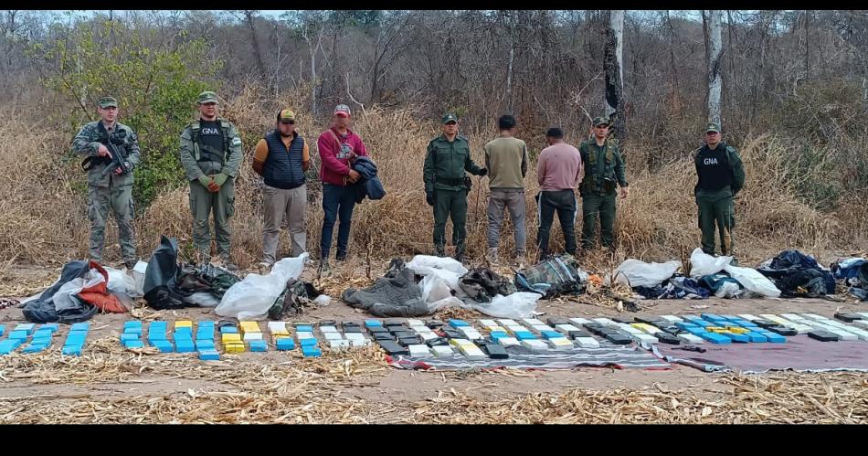 Una excursioacuten que no olvidaraacuten- 11 mochileros detenidos por trasladar maacutes de 200 kilos de cocaiacutena