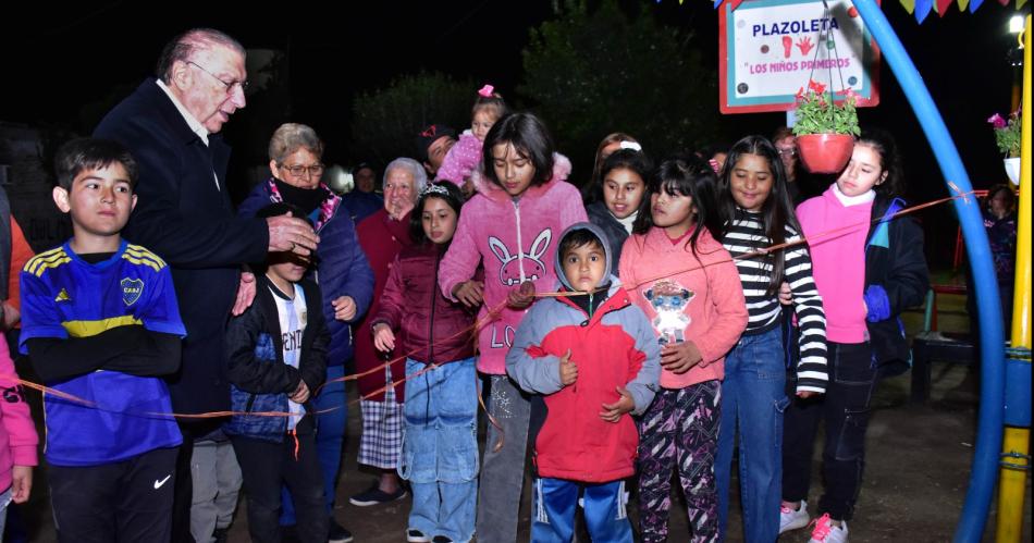 Se inauguraron juegos infantiles en la plazoleta Primero los Nintildeos