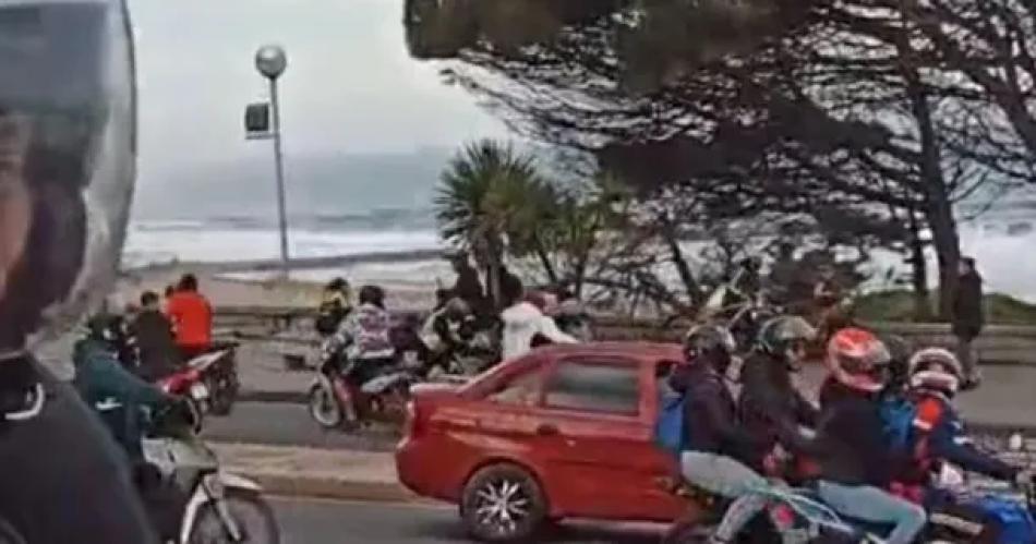 TERRIBLE VIDEO  Una patota atacoacute a jubilados que paseaban en moto