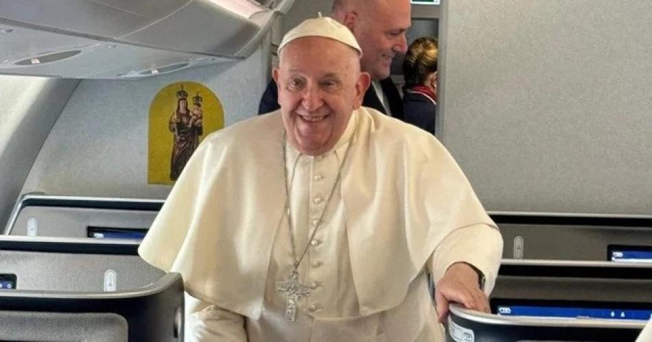 El papa Francisco inicioacute el viaje maacutes largo de su pontificado