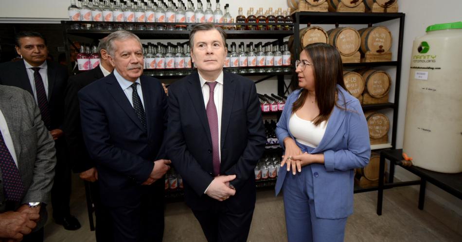 El Gobernador participoacute de la inauguracioacuten de dos nuevos emprendimientos fabriles 