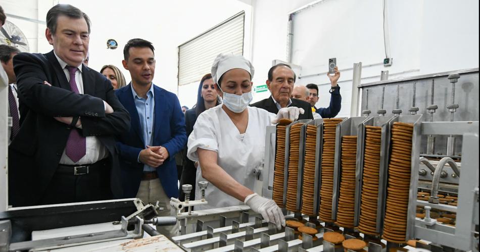 El Gobernador participoacute de la inauguracioacuten de dos nuevos emprendimientos fabriles 