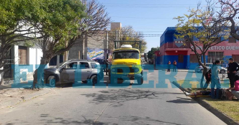 Violento choque entre un camioacuten y una camioneta que terminoacute embistiendo a un aacuterbol