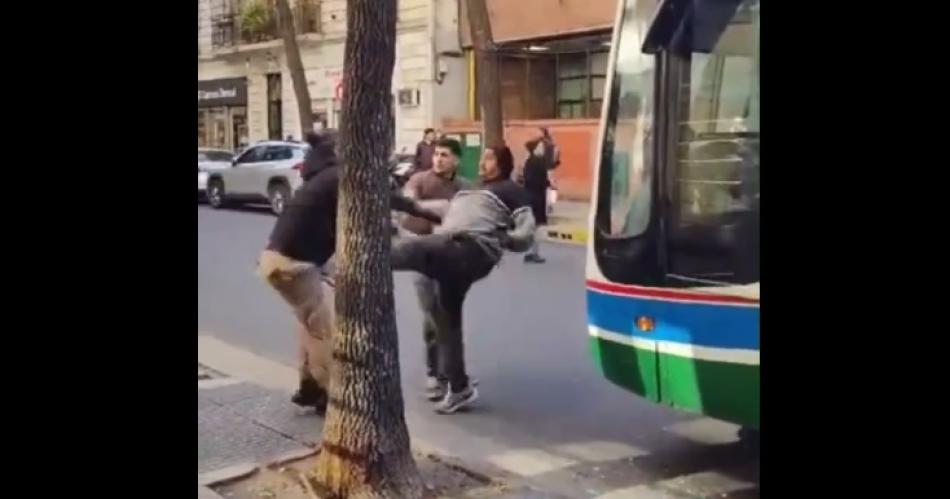 VIDEO  A lo Relatos Salvajes- colectivo chocoacute a una camioneta y se armoacute una batahola