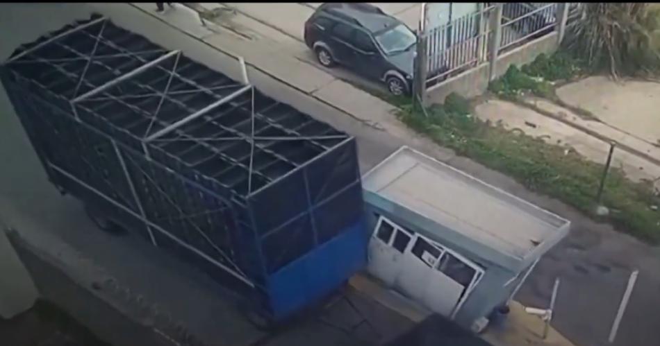 VIDEO  Camioneta con acoplado derrumboacute una garita- un hombre perdioacute un importante caudal de sangre