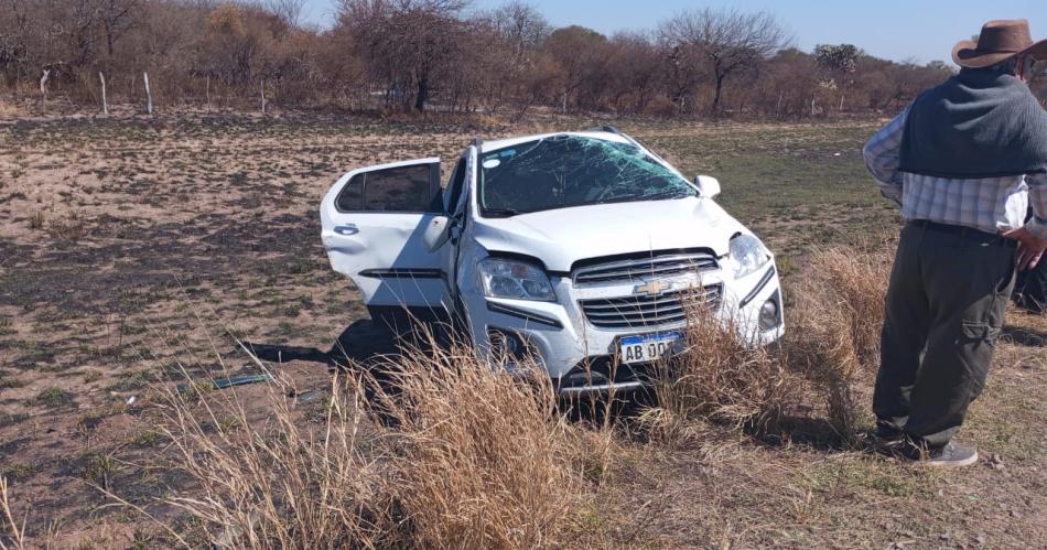 Un vacuno suelto generoacute choque en cadena y vuelco en la Ruta Nacional 9