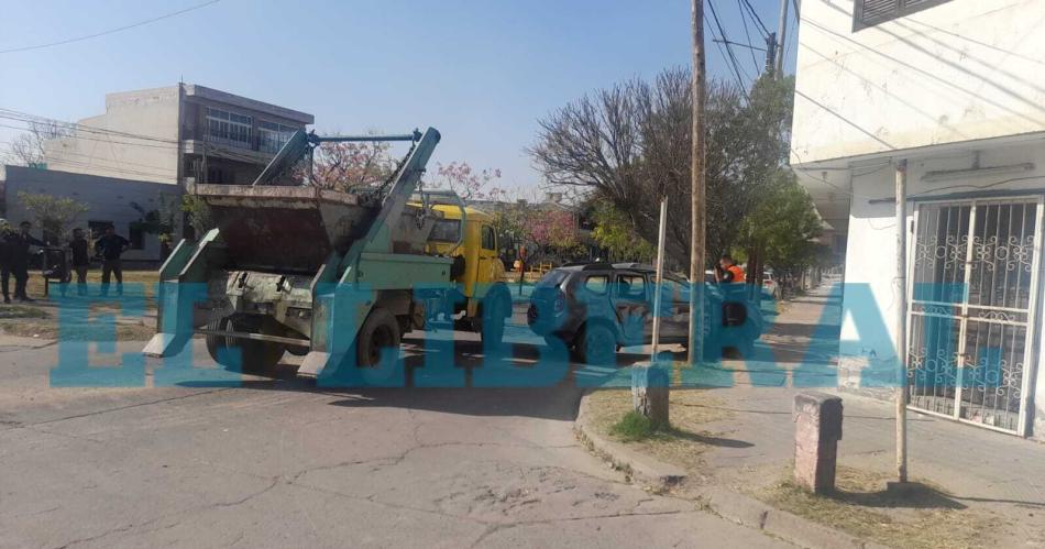 Violento choque entre un camioacuten y una camioneta que terminoacute embistiendo a un aacuterbol