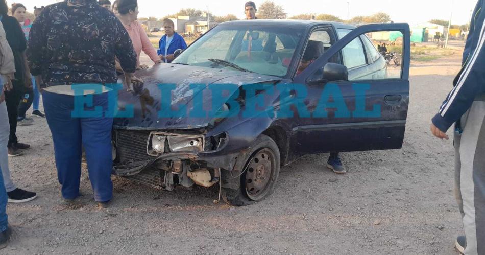 Una pareja se salvoacute de milagro al chocar su auto contra un camioacuten