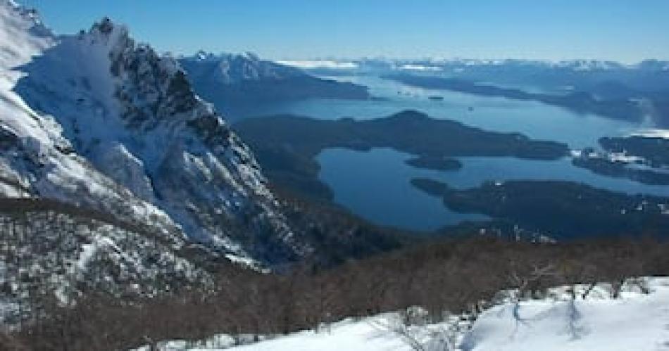 Una avalancha atrapoacute a montantildeistas en el cerro Loacutepez y hay un intenso operativo de rescate