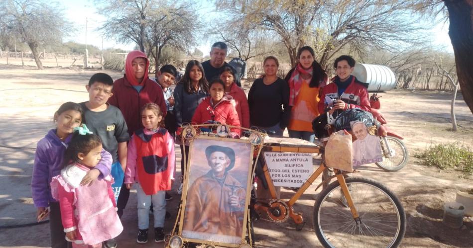 Tiene 70 antildeos es un jubilado cordobeacutes y viene a honrar a Mama Antula en una bicicleta de madera