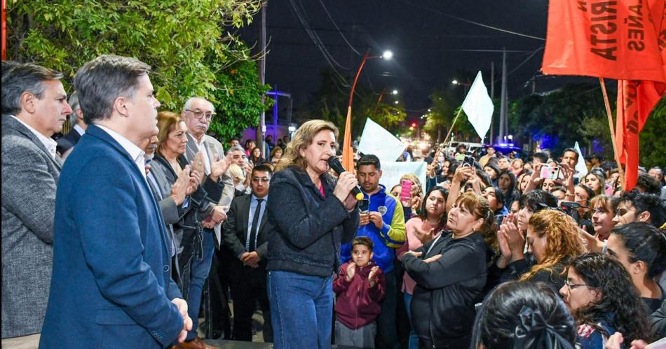 La intendente Fuentes junto a vecinos inauguroacute la iluminacioacuten Led de calle Alsina