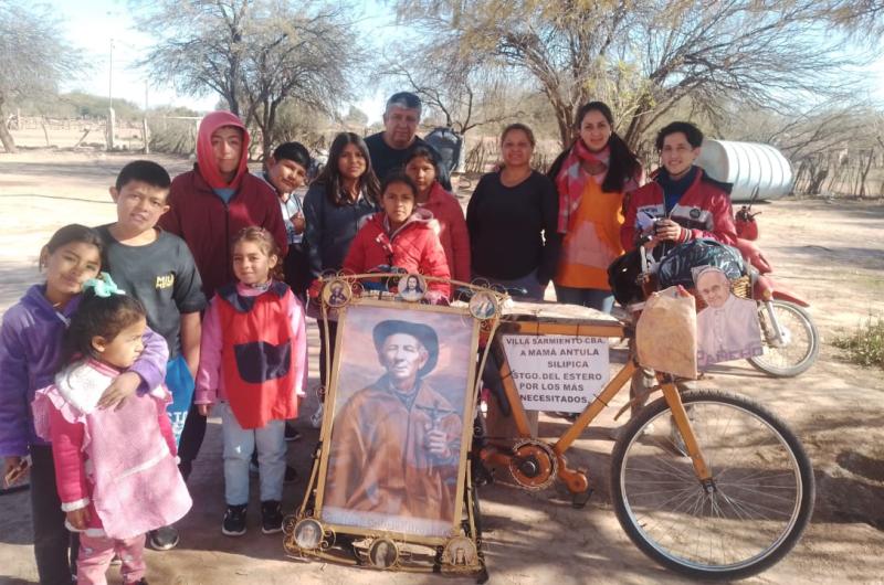 Tiene 70 antildeos es un jubilado cordobeacutes y viene a honrar a Mama Antula en una bicicleta de madera