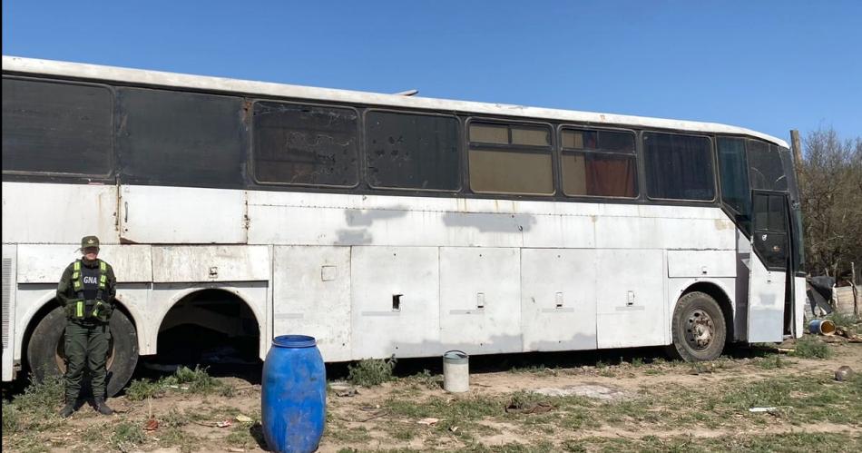 Rescatan a santiaguentildeos que viviacutean en colectivo abandonado