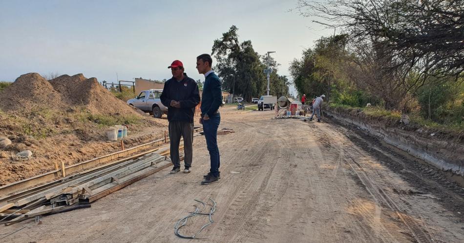 El intendente Viacutector Araujo visitoacute las obras sobre calle Cheeiacuten