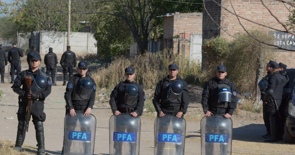 REQUISA Los policías federales trabajaron arduamente durante varias horas en el lugar