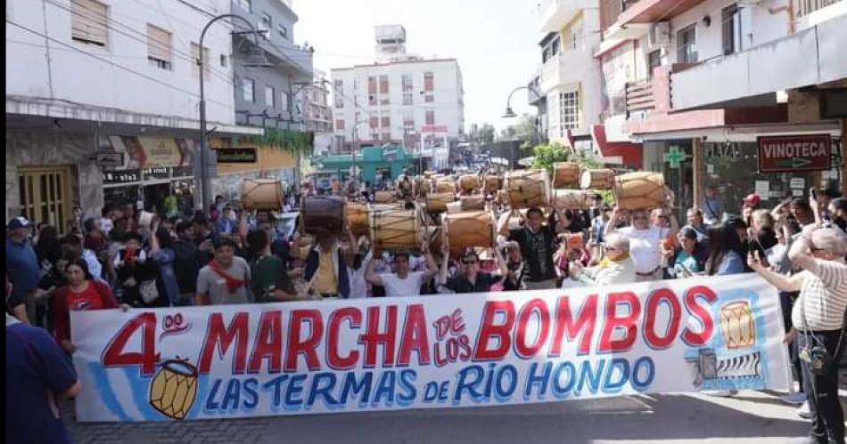 Con gran eacutexito se celebroacute la 4ordf Marcha de los Bombos de Las Termas