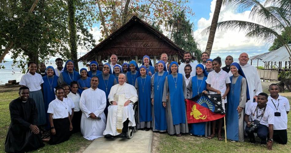 El Papa Francisco se reunioacute con misioneros argentinos en Papuacutea Nueva Guinea y les llevoacute abastecimientos