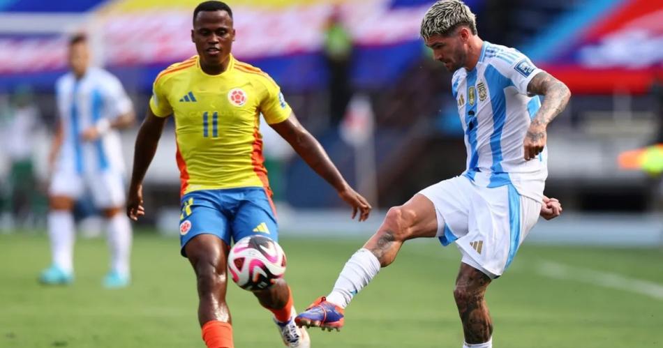 Por un penal poleacutemico Argentina perdioacute con Colombia 