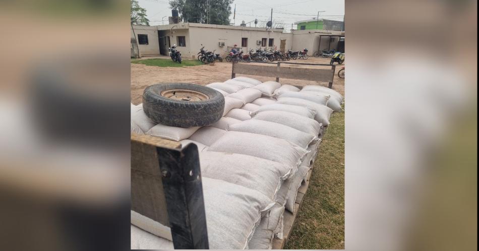 Descubren a pareja transportando gran cantidad de bolsas de maiacutez ilegalmente