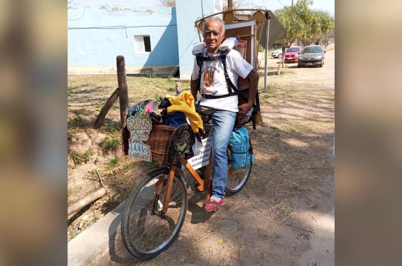 VIDEO  Oscar Rojas el peregino con la bicicleta de madera llegoacute y rezoacute ante Mama Antula