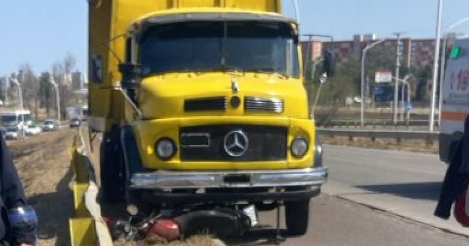 Un camioacuten atropelloacute a motociclistas sobre la autopista