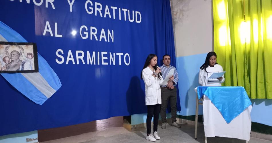 Alumnos y padres del Agrupamiento 86156 homenajearon a los maestros