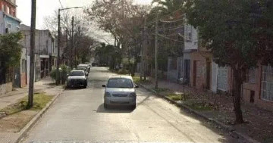 Una pareja abandonoacute el cadaacutever de una mujer en una vereda y huyoacute en un auto