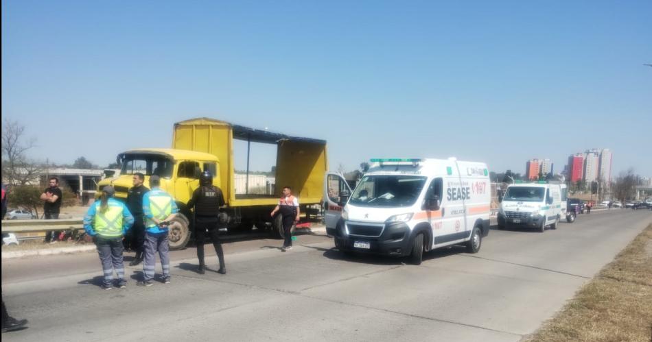 Camionero perdioacute el control y arrolloacute a dos motociclistas