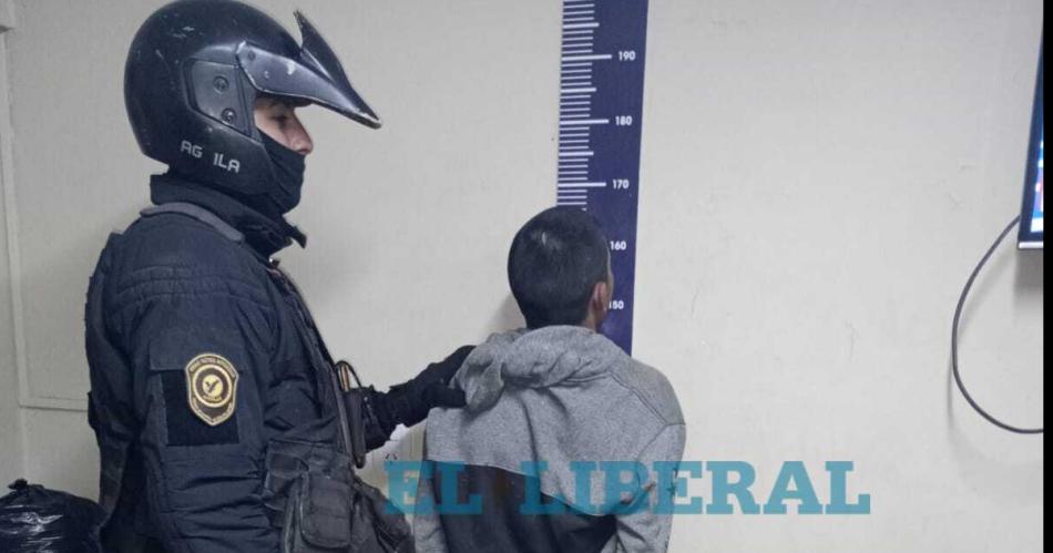 Le arrebatoacute la mochila a una joven y los vecinos lo molieron a golpes