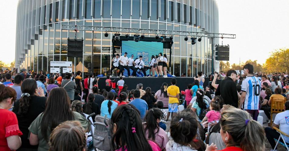 La Municipalidad realizoacute con eacutexito el encuentro de danzas para joacutevenes en Oacutevalo del Parque Sur