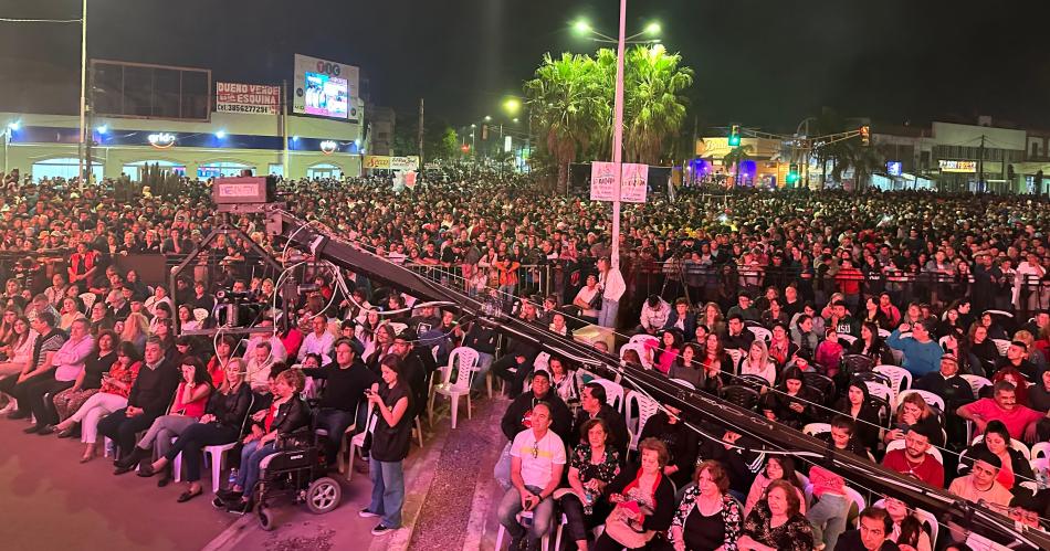 Una multitud celebra con alegriacutea el 112deg aniversario de La Banda