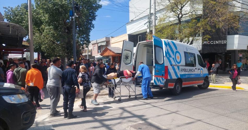 Brutal intento de femicidio- un hombre interceptoacute a su ex la hirioacute y luego eacutel se clavoacute el cuchillo