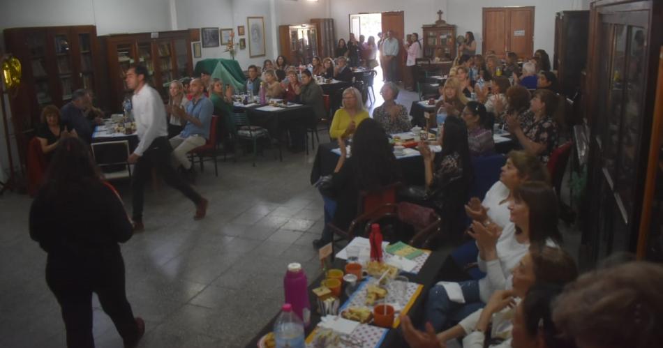 La Biblioteca Sarmiento realizoacute un teacute literario en homenaje a Friacuteas