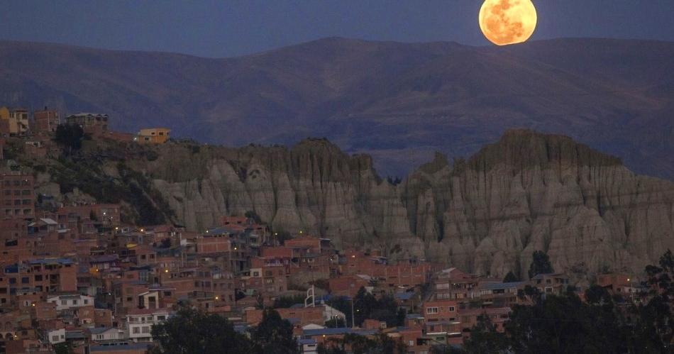 La luna llena previa al eclipse parcial lunar este martes en La Paz Bolivia