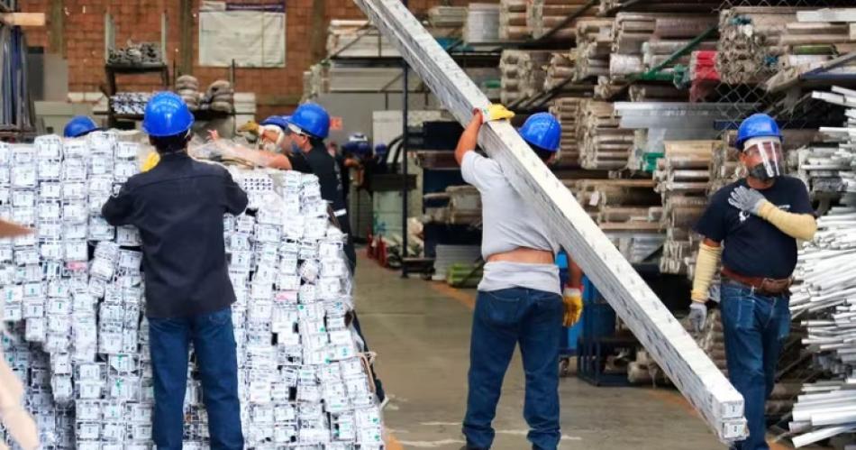 La industria volvioacute a caer y todaviacutea no se despeja un sendero hacia el alza