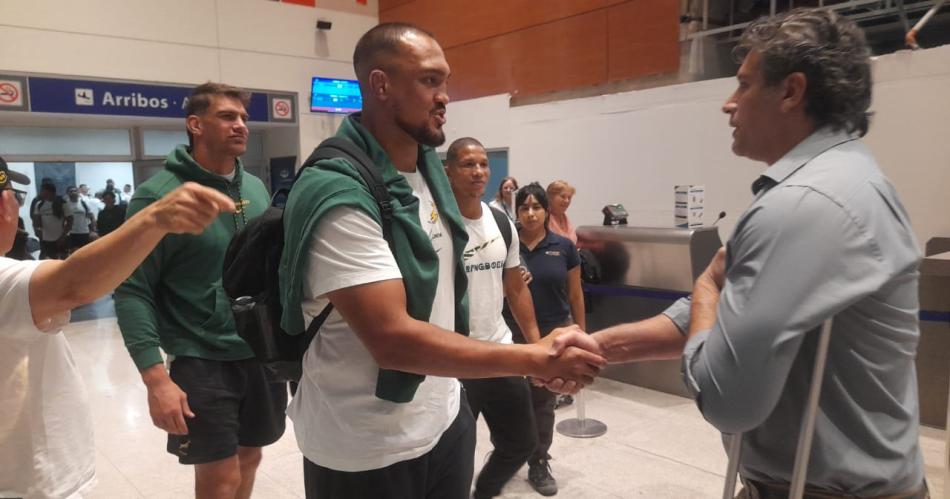 FOTOS  Llegoacute la Seleccioacuten de Sudaacutefrica al aeropuerto de Termas de Riacuteo Hondo