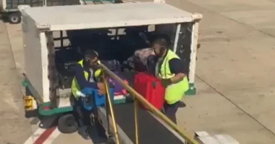 VIDEO  Echan a dos empleados de Intercargo por demorar la carga de valijas a propoacutesito