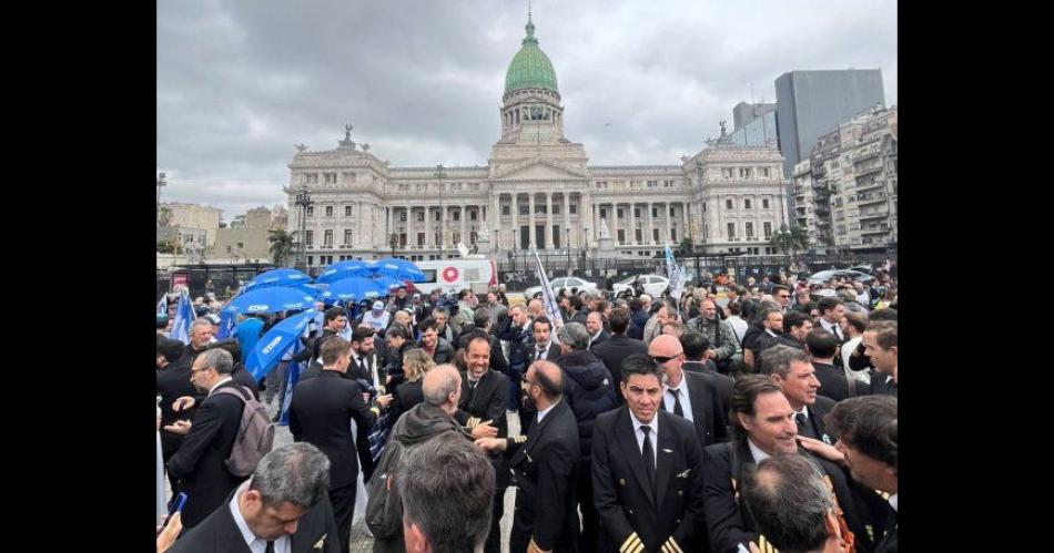 Arde el Congreso- Tripulantes de Aeroliacuteneas Argentinas protestan contra la privatizacioacuten