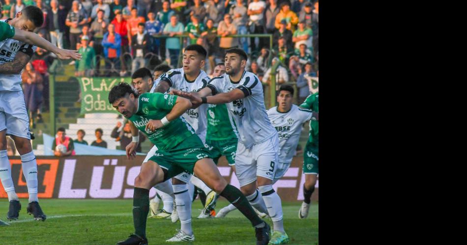 ESFUERZO Lucas Varaldo (N°9) viene siendo importante para el equipo y el lunes adem�s volvió al gol