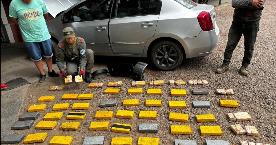 Gendarmes secuestraron casi 55 kilos de cocaiacutena camuflada en torpedo filtros y puertas