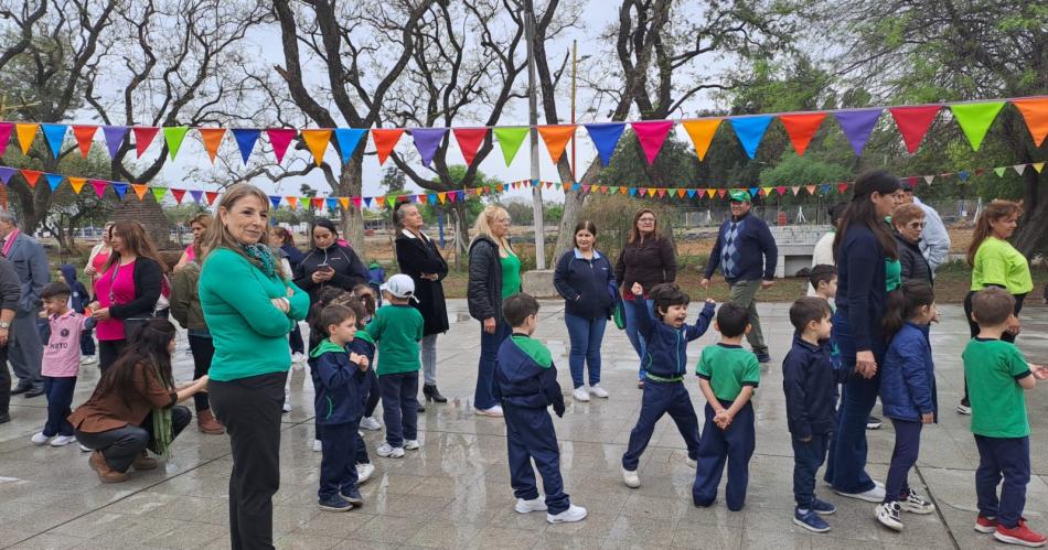 Nintildeos de jardiacuten vivieron una jornada inolvidable con sus abuelos