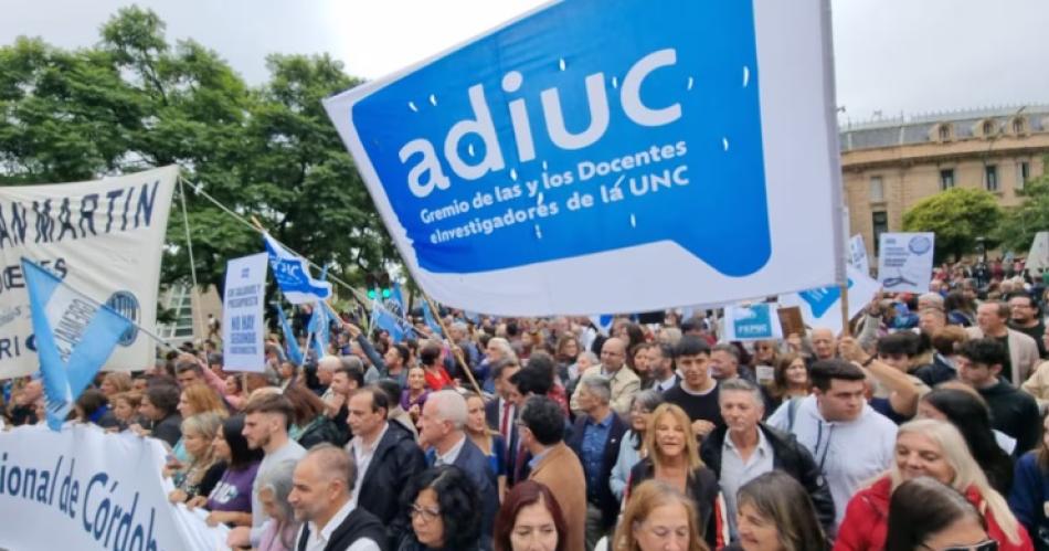 Marcha universitaria- el gobierno convocó a gremios docentes a discutir paritarias en medio del conflicto (Foto- TN)