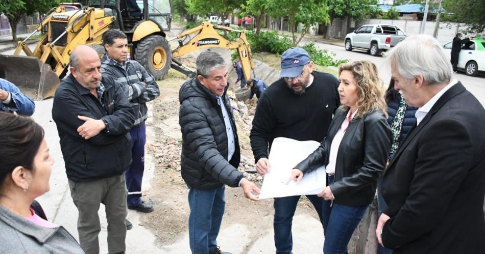 Fuentes supervisoacute la limpieza integral del desaguumle del barrio Siglo XXI