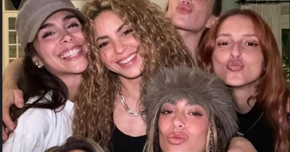 Tini Stoessel y Shakira se divierten al ritmo del himno a la solteriacutea