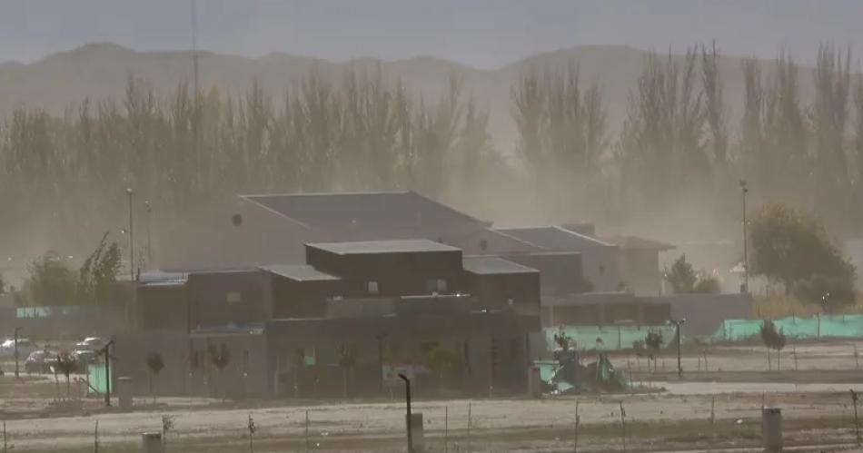 En Mendoza tuvieron que suspender las clases por el viento Zonda