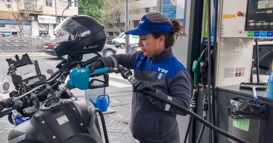 Anuncian rebaja de precios de nafta y gasoil en YPF desde la medianoche