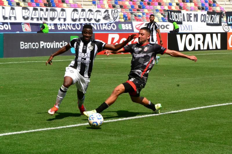 DETERMINANTE Luis Angulo abrió el partido ante Barracas con un desborde a pura velocidad Asistió a Varaldo y demostró por qué se ganó la titularidad